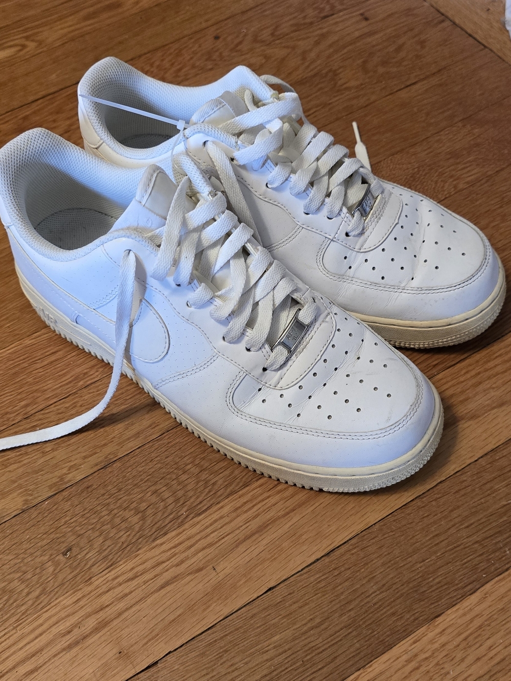 Nike White Low-Top Sneakers - Neutral Mesh Interior